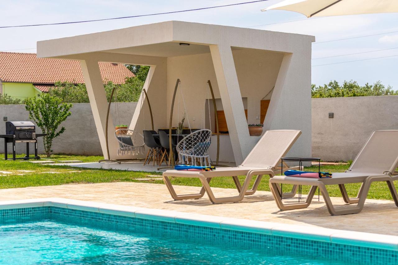 S&I Peaceful Holiday Home With Pool & Jacuzzi Galovac  Екстериор снимка