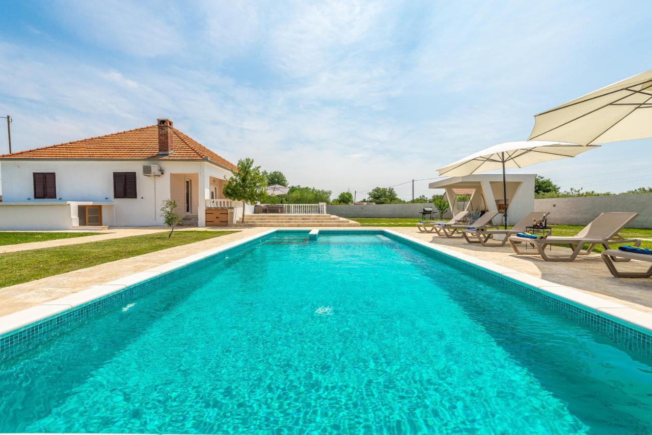 S&I Peaceful Holiday Home With Pool & Jacuzzi Galovac  Екстериор снимка
