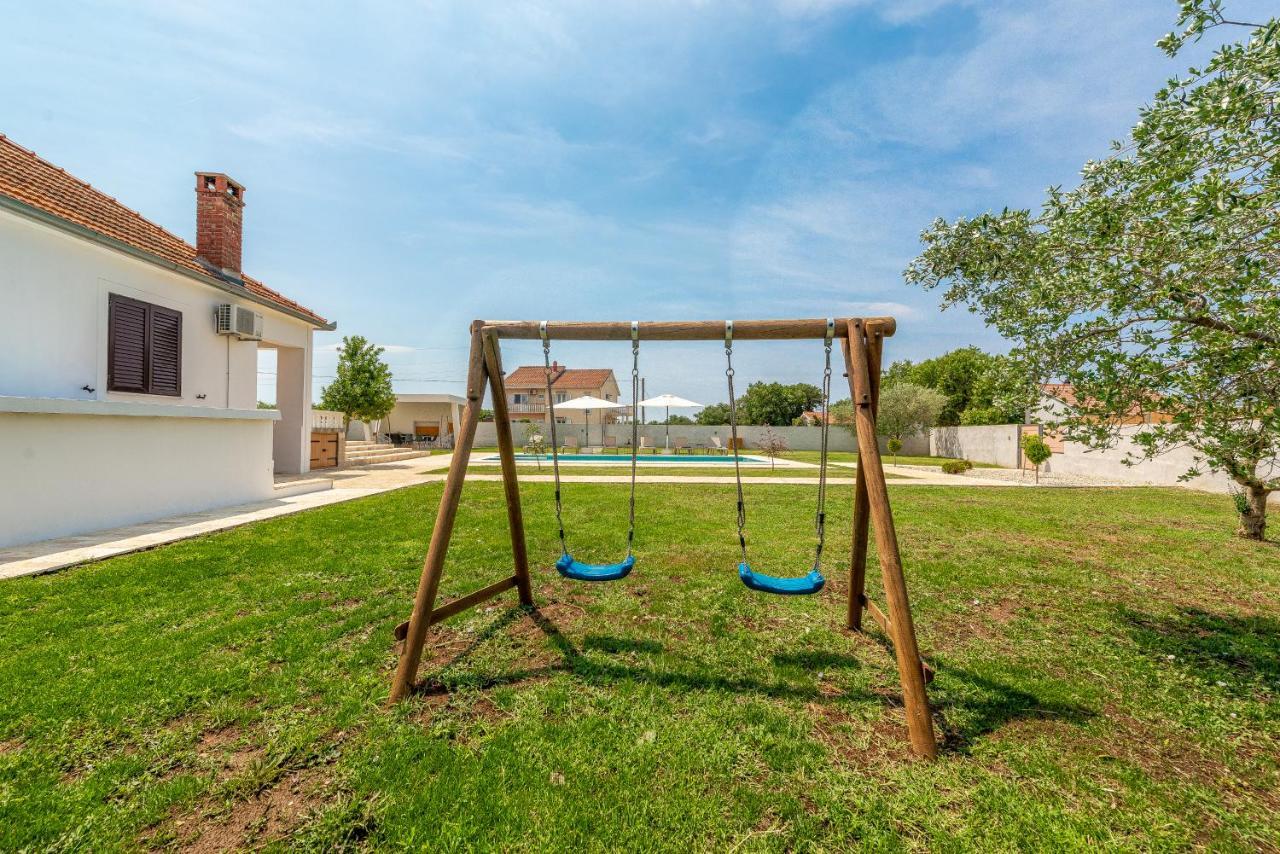 S&I Peaceful Holiday Home With Pool & Jacuzzi Galovac  Екстериор снимка
