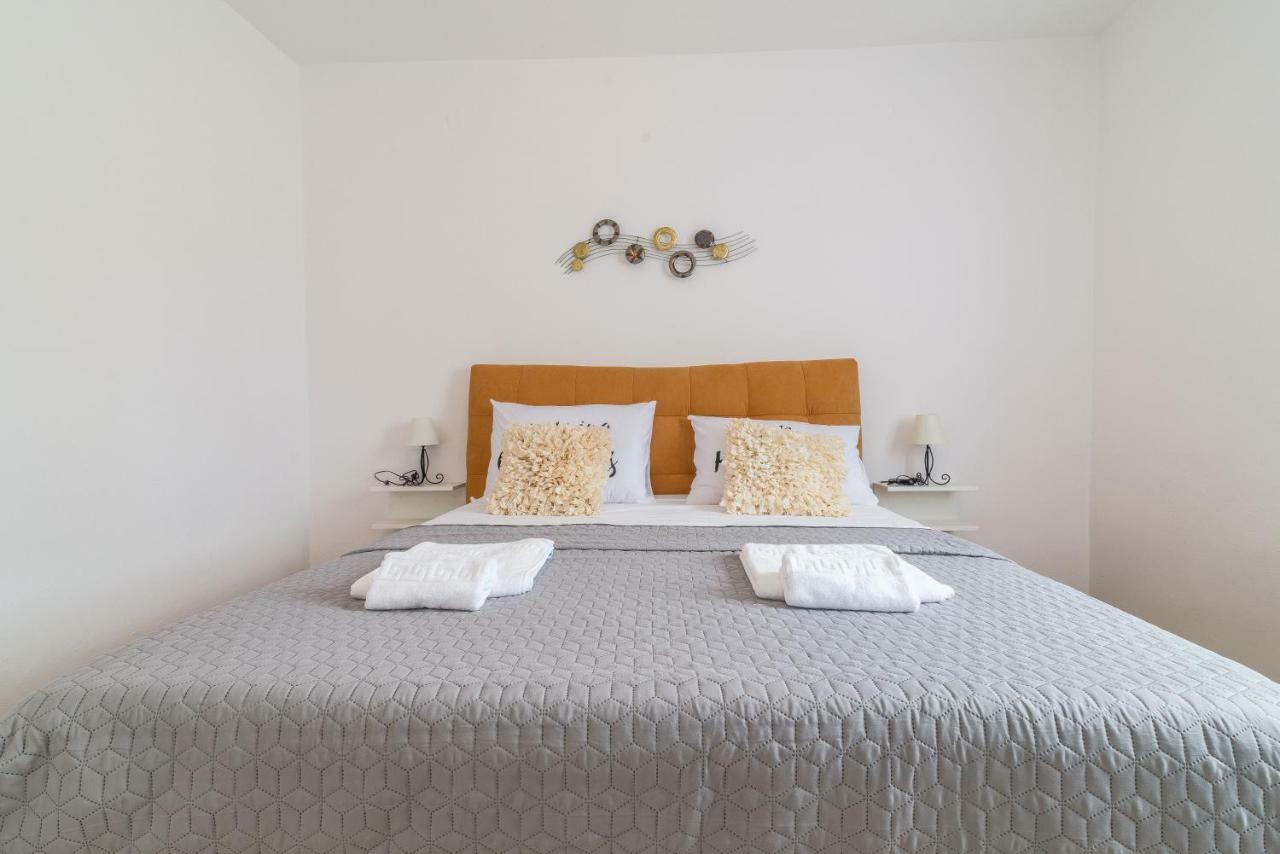S&I Peaceful Holiday Home With Pool & Jacuzzi Galovac  Екстериор снимка